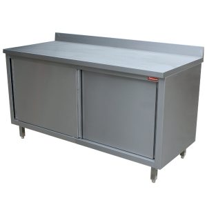 Tafel op neutrale kast, schuifdeuren, wand